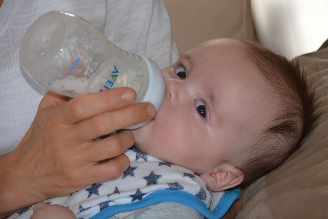 Кормление малыша из бутылочки